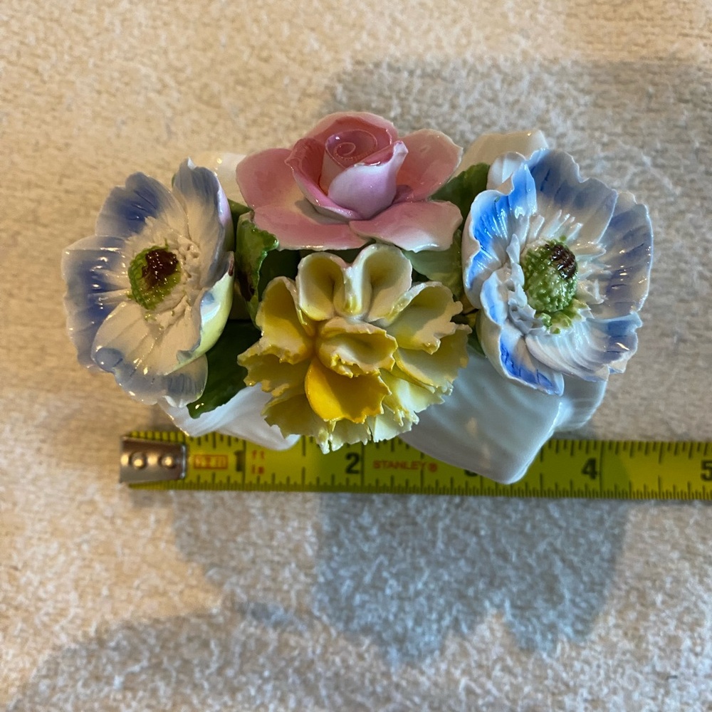 VINTAGE ROYALE STRATFORD FINE BONE CHINA LOG WITH FLOWERS INSIDE